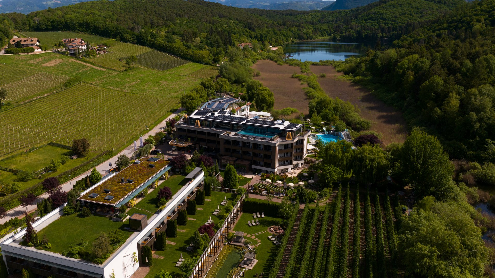 Hotels near Lago di Caldaro with 4-star superior service