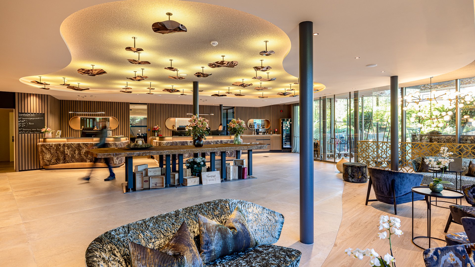 Novità a partire dal 2024 al Gartenhotel Moser Lobby di un hotel moderno con illuminazione unica e aree salotto confortevoli