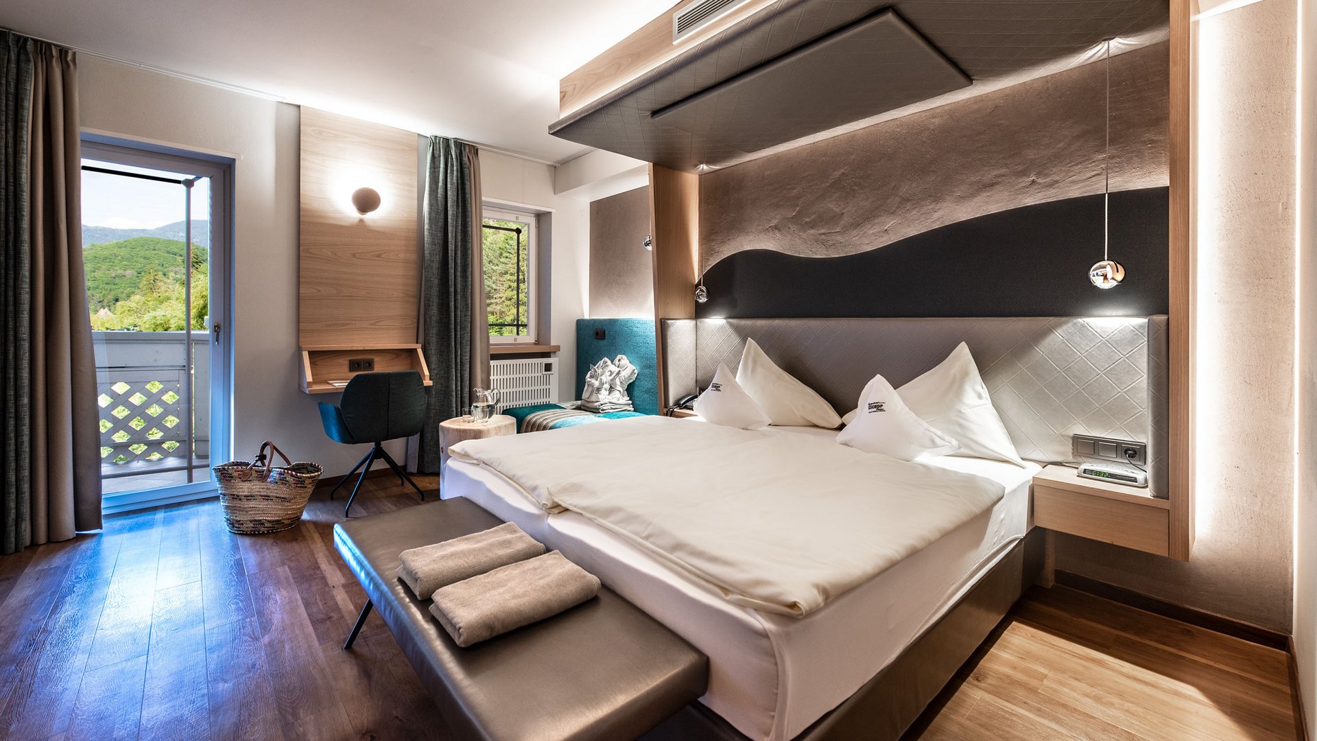 Hotel an der Weinstraße in Südtirol Modern eingerichtetes Hotelzimmer mit Doppelbett und Balkon