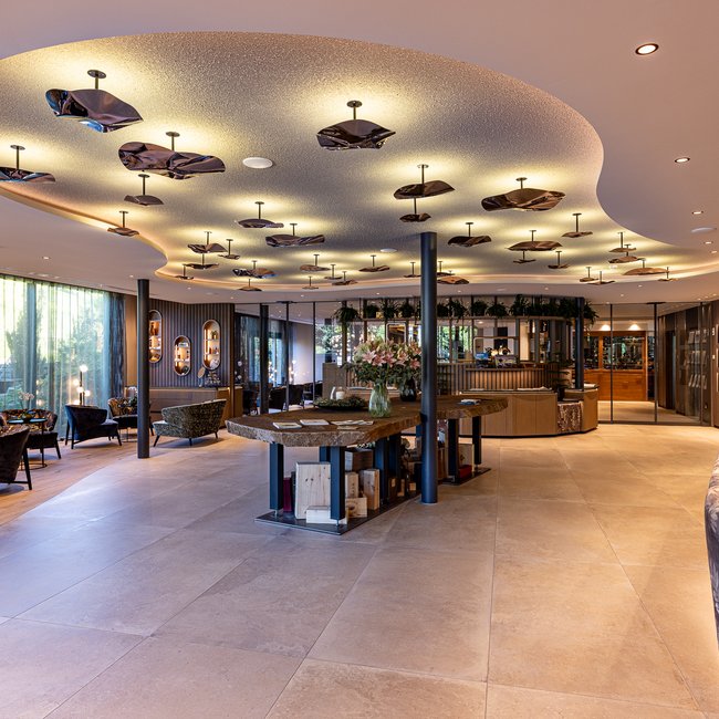 Neu ab 2024 im Gartenhotel Moser Moderner Hotellobby mit Holzdekor und stilvoller Beleuchtung