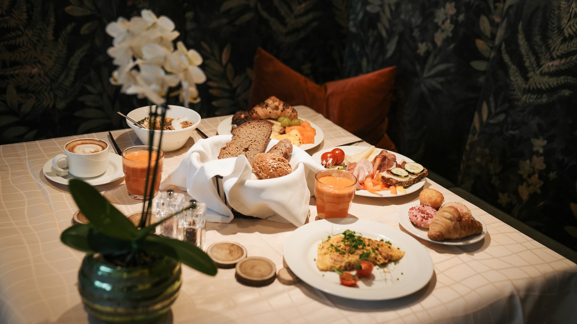 Wellness hotel with gourmet cuisine: Gartenhotel Moser Breakfast table with omelet, bread, coffee, juice, and cold cuts