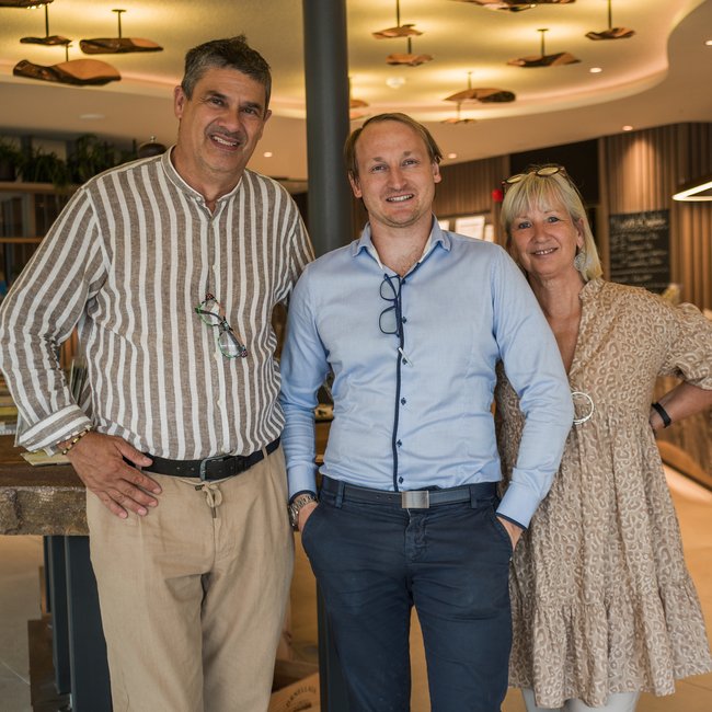 Neu ab 2026 im Gartenhotel Moser Drei Personen lächelnd in moderner, gemütlicher Innenraumumgebung