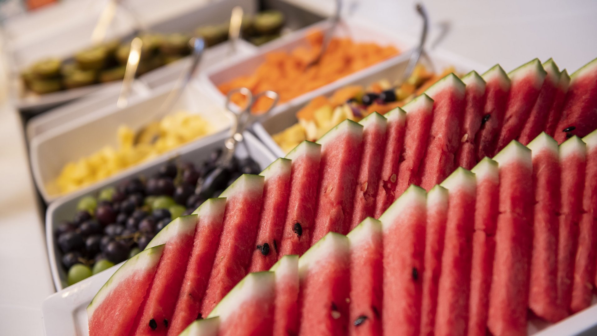 Im Wellnesshotel glutenfrei genießen Vorgestellte Scheiben von Wassermelone auf einem Buffet mit anderem geschnittenem Obst