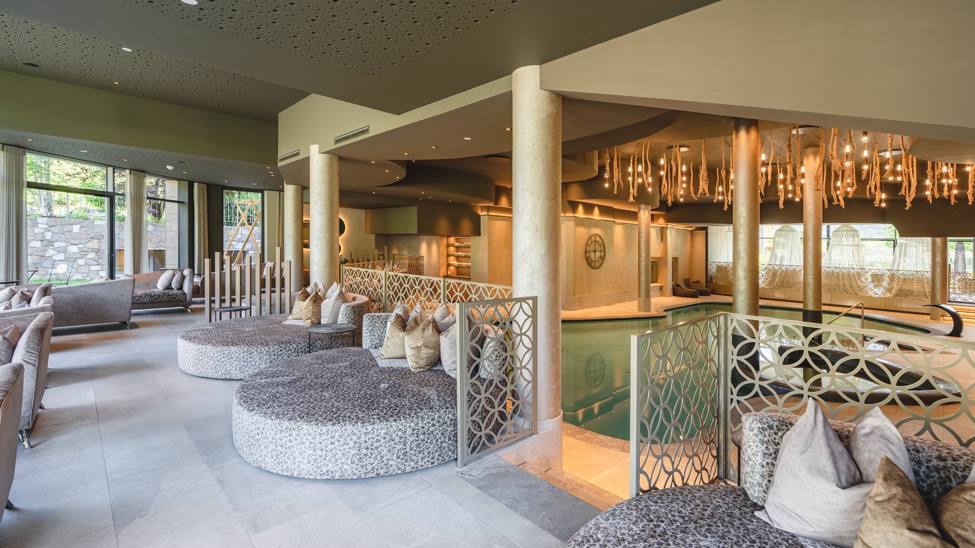 Urlaub in Südtirol im Hotel mit Pool am See Moderner Wellnessbereich mit Sitzbereichen und einem Hallenbad