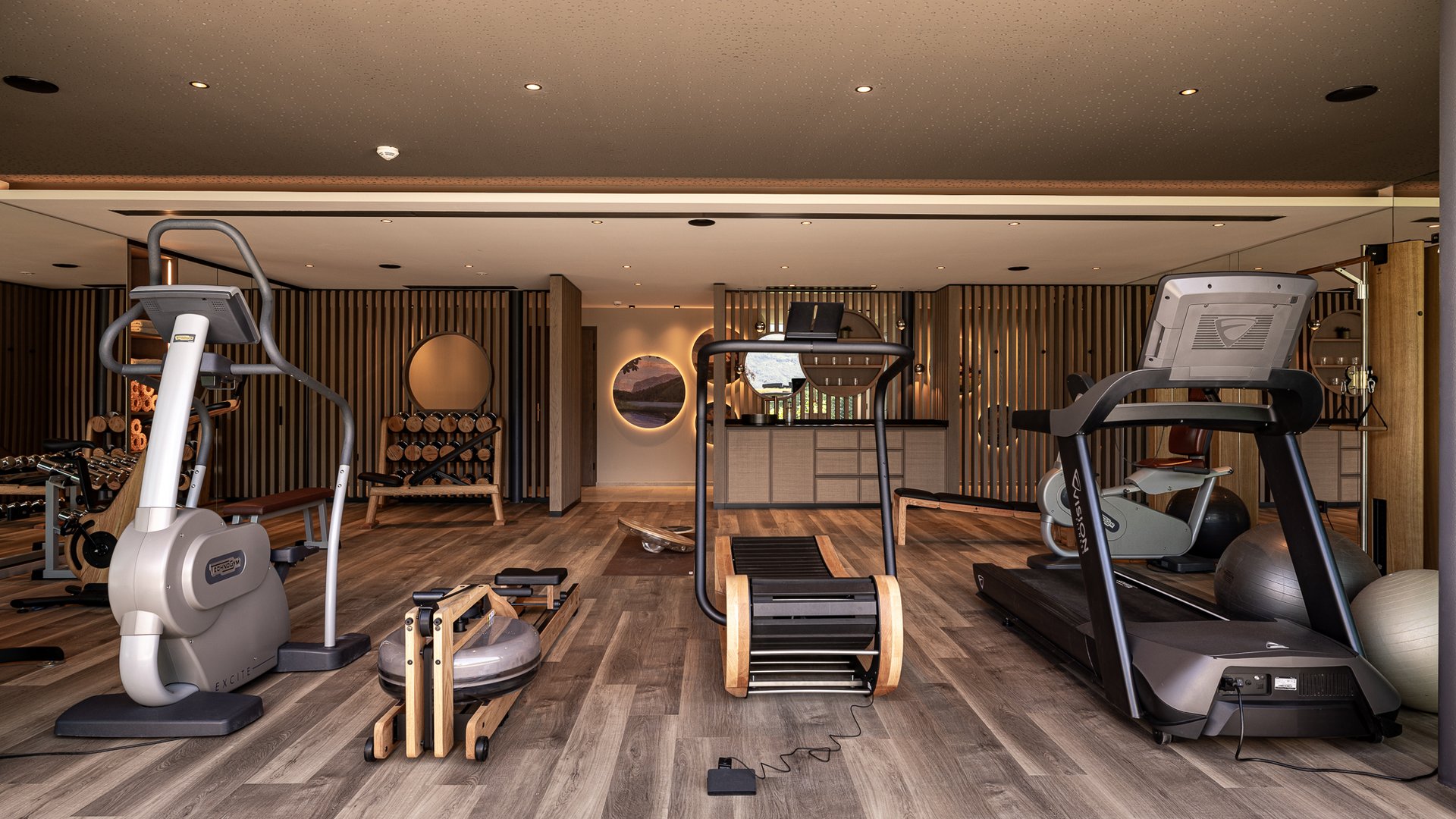 Novità a partire dal 2024 al Gartenhotel Moser Sala fitness moderna con attrezzature e dettagli in legno