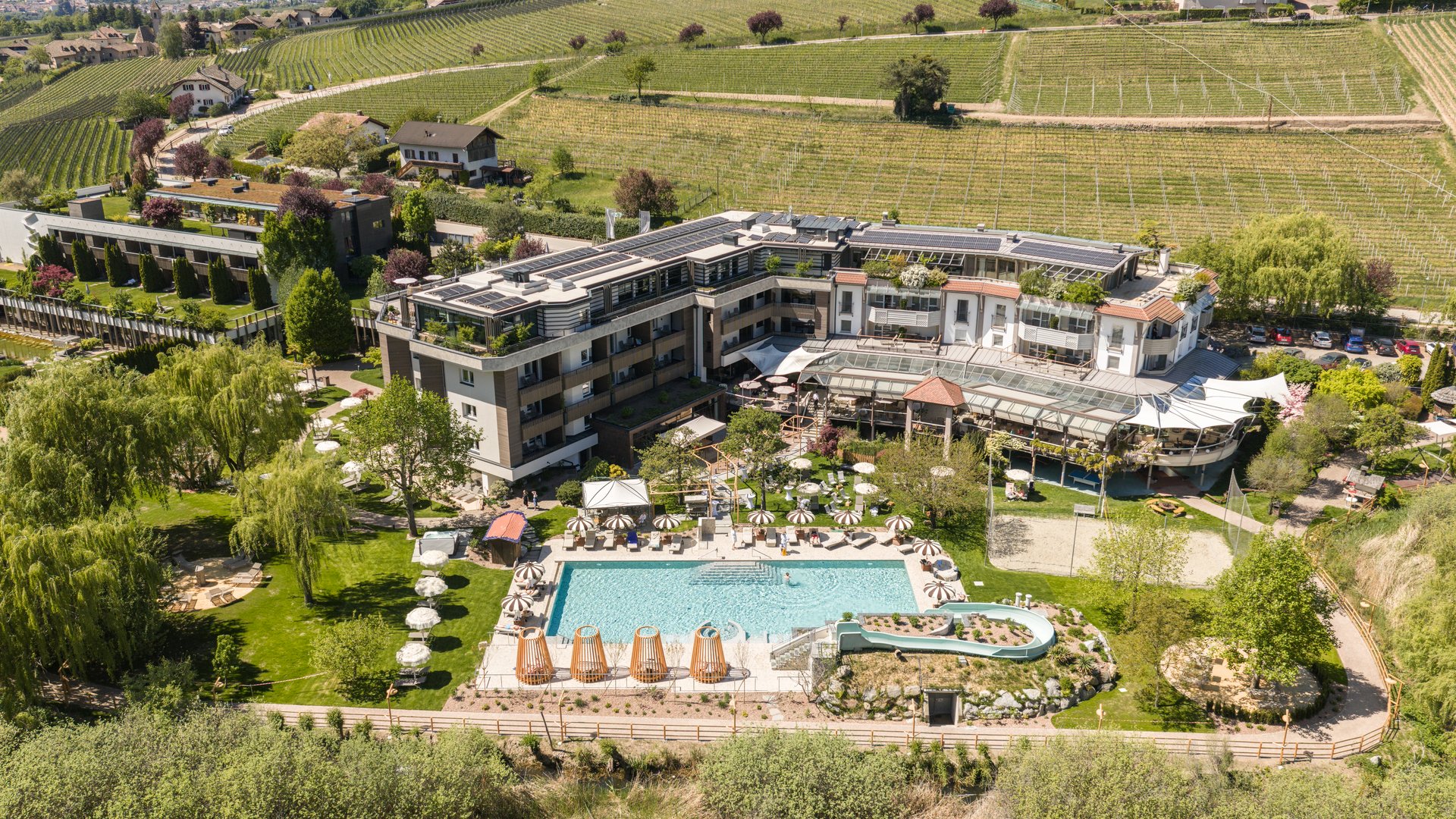 Novità a partire dal 2026 al Gartenhotel Moser Hotel con piscina e scivolo d'acqua circondato da vigneti e colline