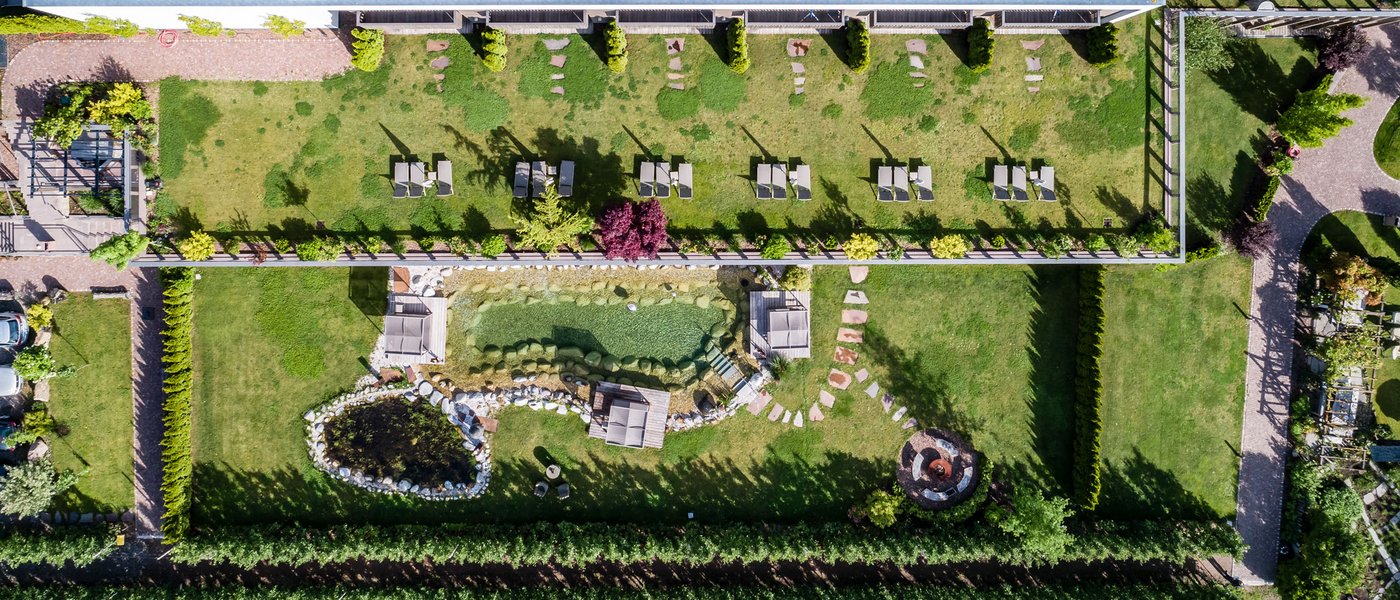 Laghi balneabili in Alto Adige: cosa c’è da sapere Veduta aerea di appartamenti con terrazza, giardino e stagno