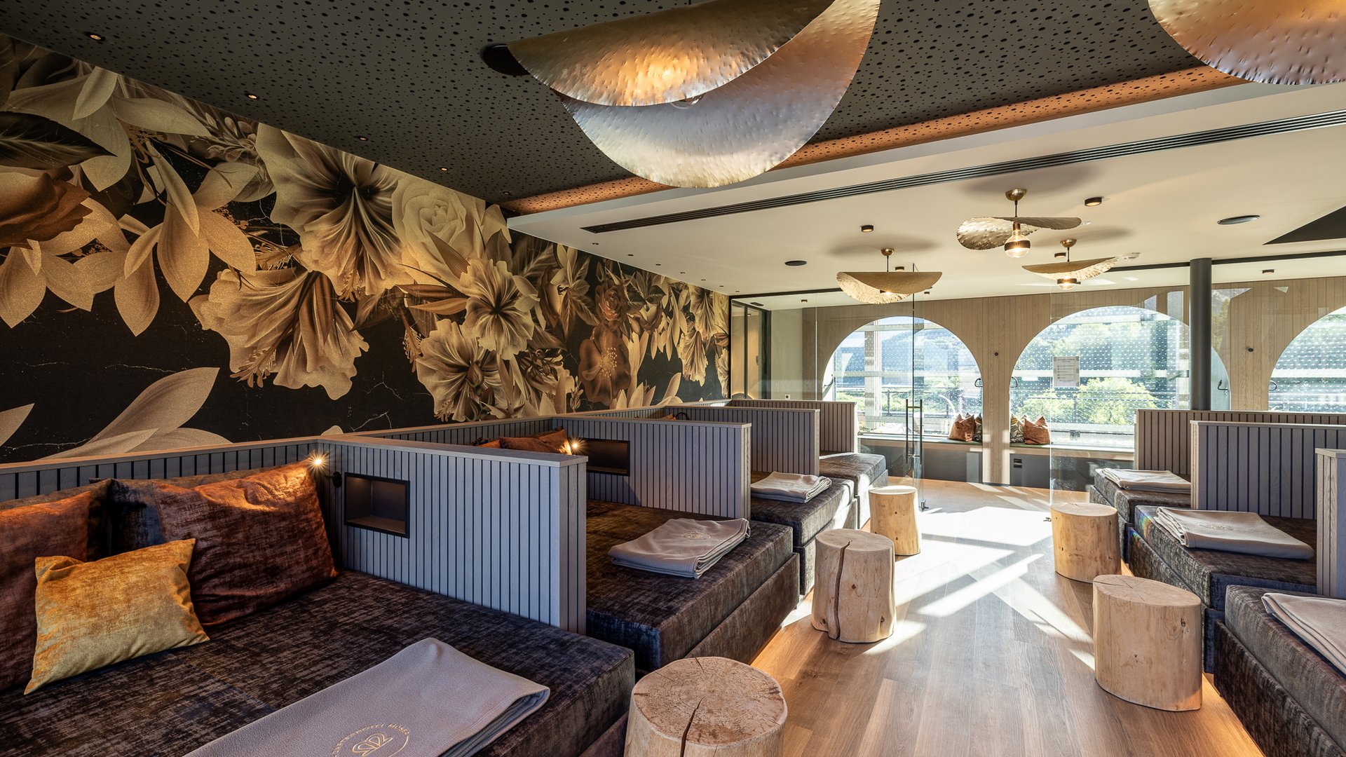 Novità a partire dal 2024 al Gartenhotel Moser Sala relax accogliente con daybed, sgabelli in legno e decorazioni floreali