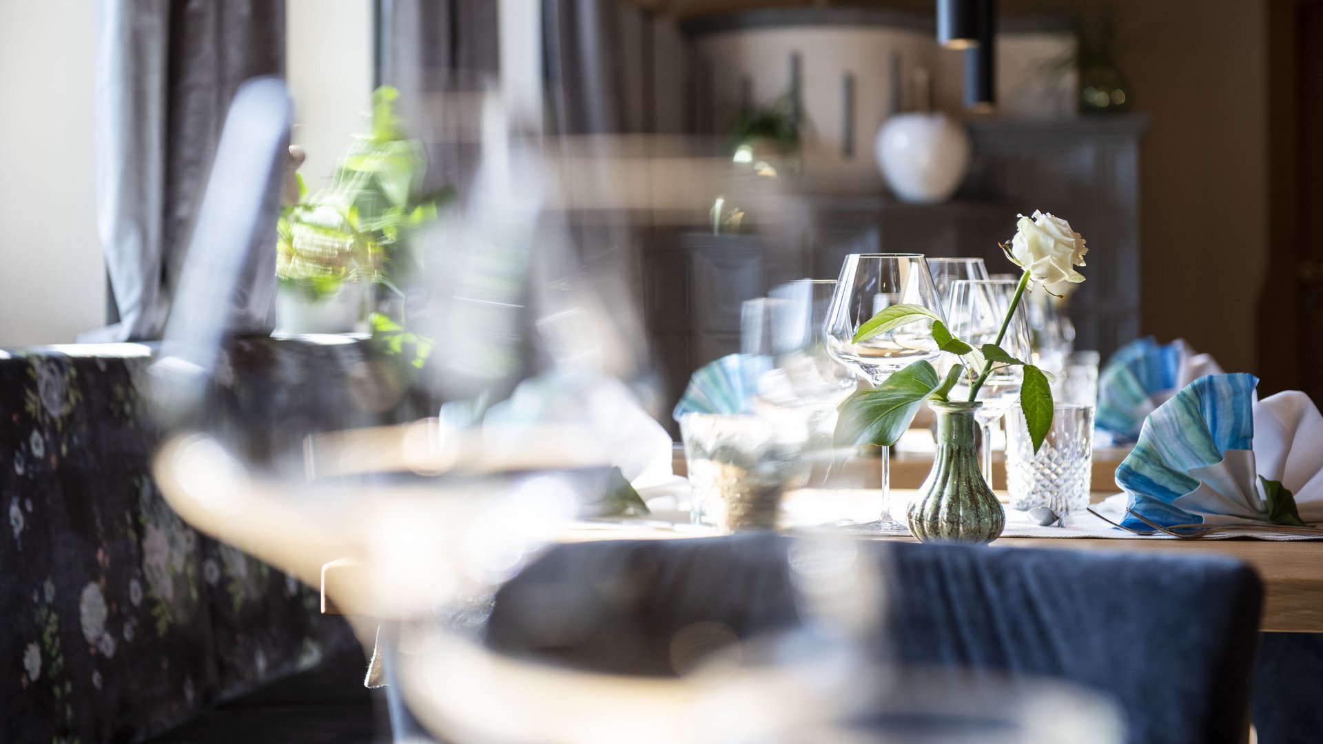 Un hotel senza glutine in Alto Adige: il Gartenhotel Moser Tavolo di ristorante con bicchieri, rosa bianca e tovaglioli piegati