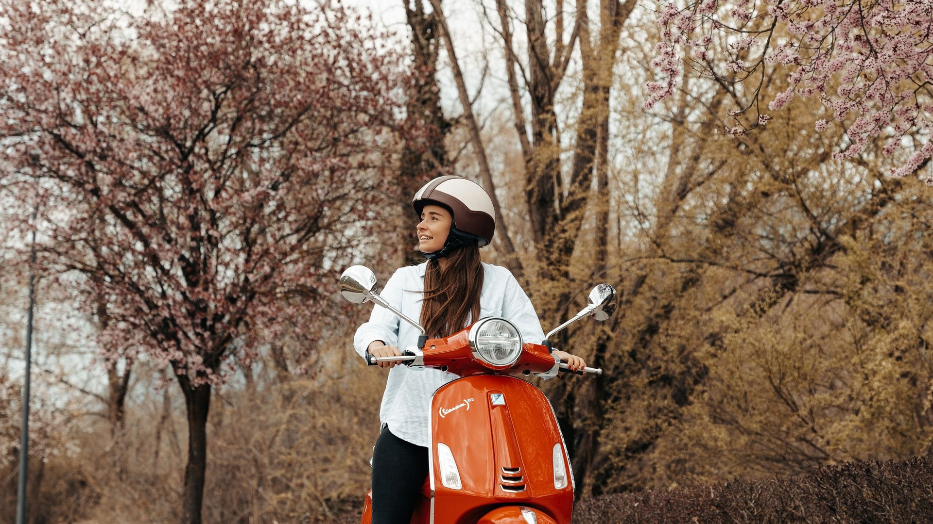 Hotel by the lake in South Tyrol: cabriolet & Vespa