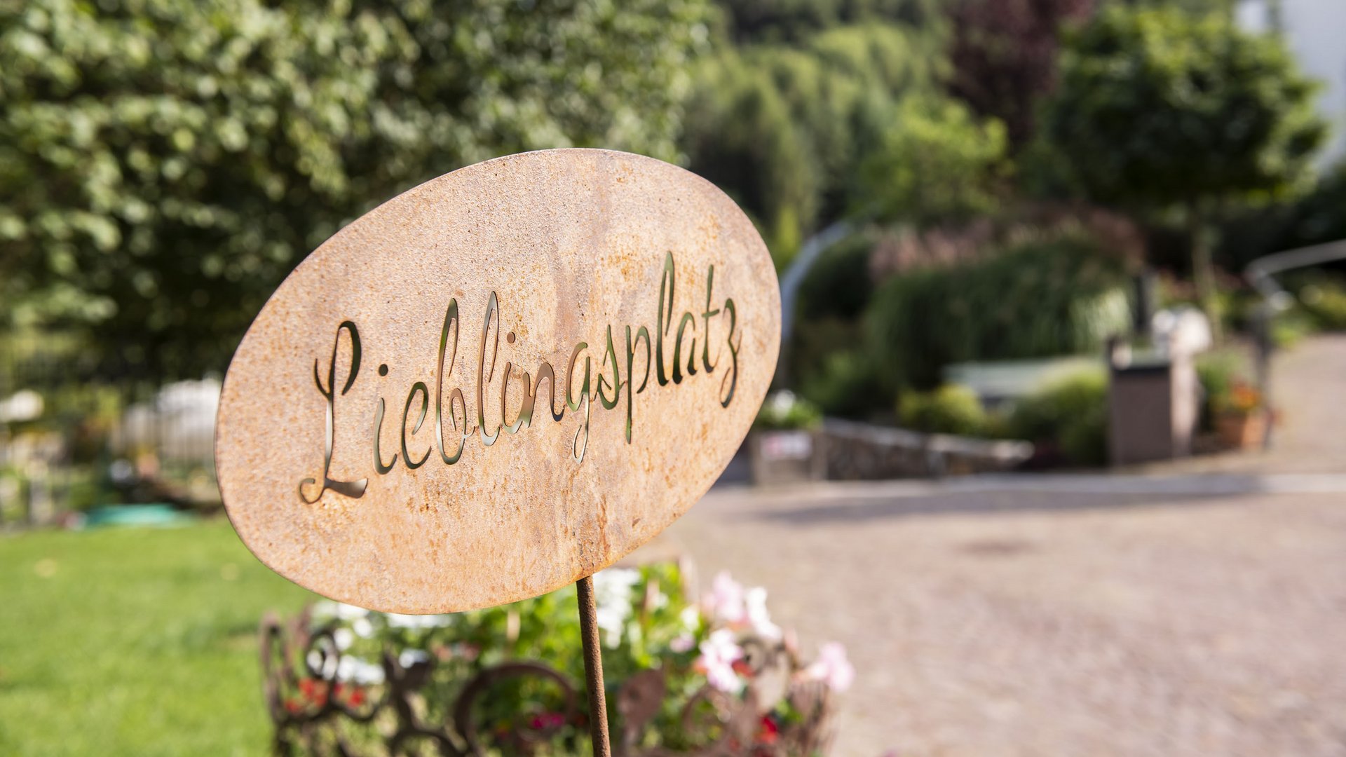 Hotels bei Eppan: Gartenhotel Moser Schild mit der Aufschrift Lieblingsplatz im Garten
