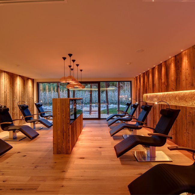Day spa in South Tyrol: Gartenhotel Moser Modern relaxation room with recliner chairs and wooden walls