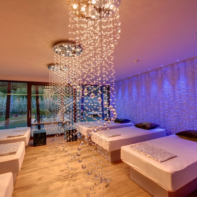 Day spa in South Tyrol: Gartenhotel Moser Relaxation room with loungers and hanging glass crystal decorations