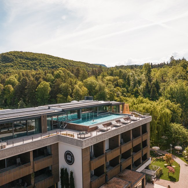 Neu ab 2024 im Gartenhotel Moser Hotel mit Außenpool auf dem Dach umgeben von grünen Bergen und Wald